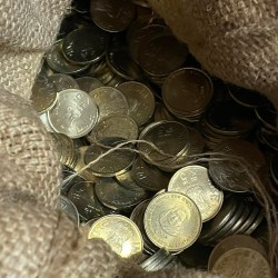 Alternative view of Five Rs Scare Nickel Brass Coin Begum Akhtar Hyderabad Mint 100 Pcs Given Unc Condition