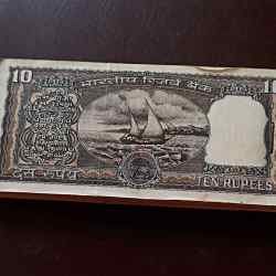 Alternative view of Reserve Bank of India Denominaton 10₹ bundle Governor I.G patel 100 Note bundle same bundle available