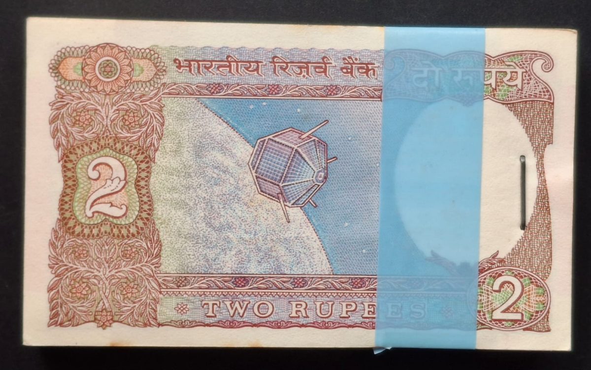 2 Rupees Satellite Issue Governor R.N.Malhotra rare UNC Serial Packet with Fancy Number Ending 786 - Image 3