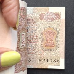 Alternative view of 2 Rupees Satellite Issue Governor R.N.Malhotra rare UNC Serial Packet with Fancy Number Ending 786