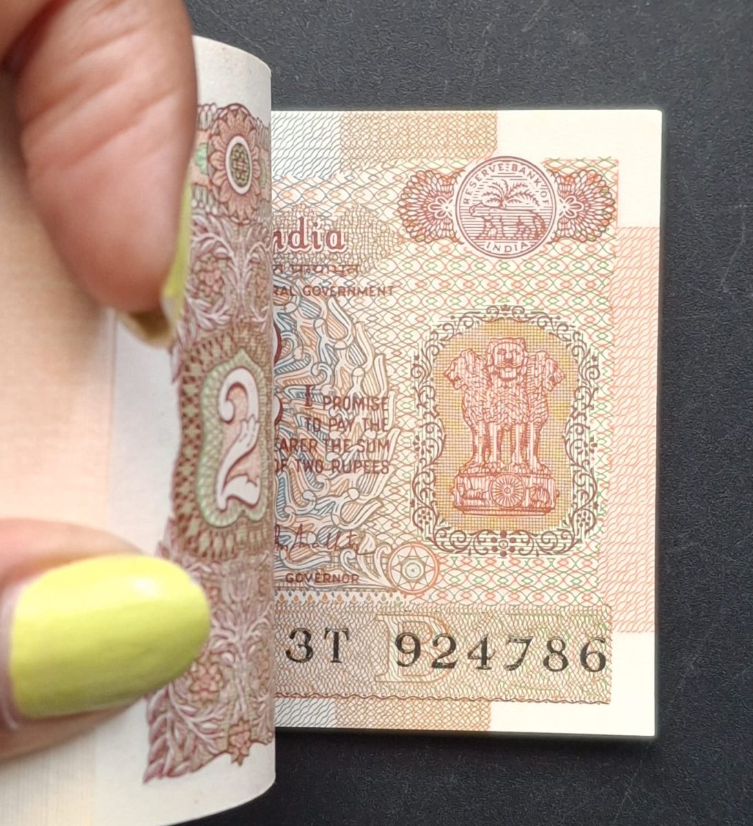 2 Rupees Satellite Issue Governor R.N.Malhotra rare UNC Serial Packet with Fancy Number Ending 786 - Image 2