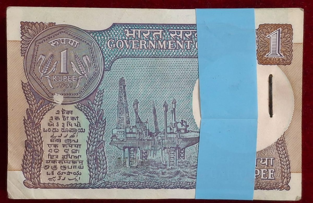 1 Rupees 1991 Governor Montek Singh Ahluwalia UNC Serial Rare Packet - Image 2