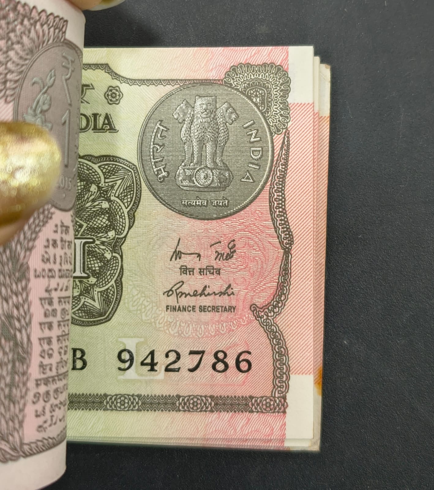 1 RUPEES 2015 GOVERNOR R MEHARSHI RARE UNC SERIAL PACKET WITH FANCY NUMBER ENDING 786 - Image 2