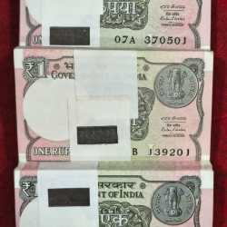 Alternative view of 1 RUPEES 2016 GOVERNOR Ratan P. Watal RARE GEM UNC SERIAL PACKET