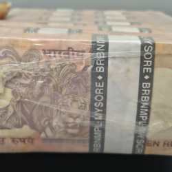 Alternative view of 10 Rupees Sealed Pack Rim Old Issue D.subbarao ( plane insert ) 1000 Notes 10 Bundle