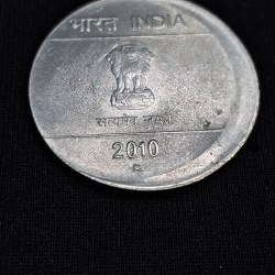 Alternative view of 2 RUPEE COIN OFF CENTRE ERROR COIN