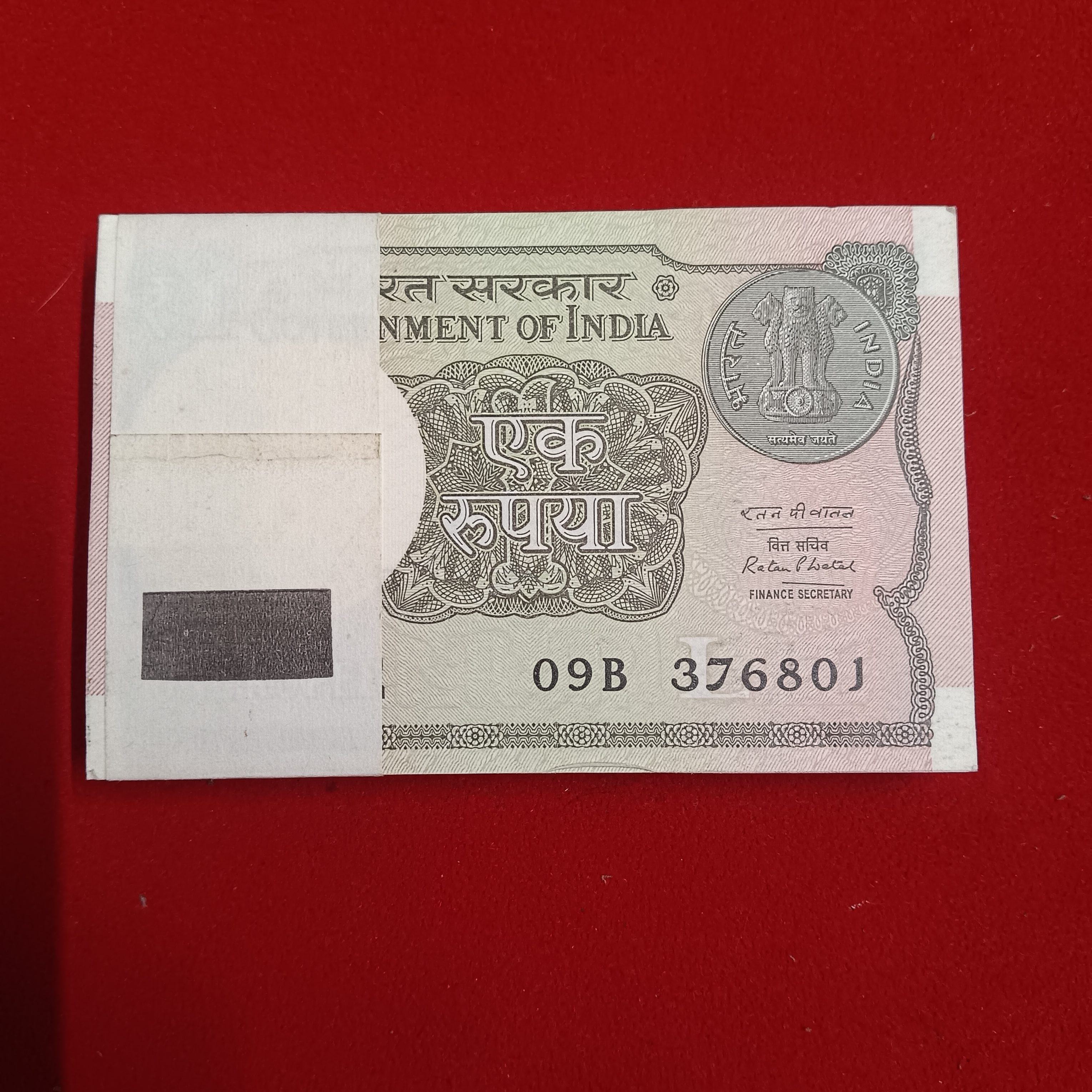 One Rs Bundle Finance Minister Ratan Watal Semi Fancy Numbers 768 2016 Year Unc Condition 376801