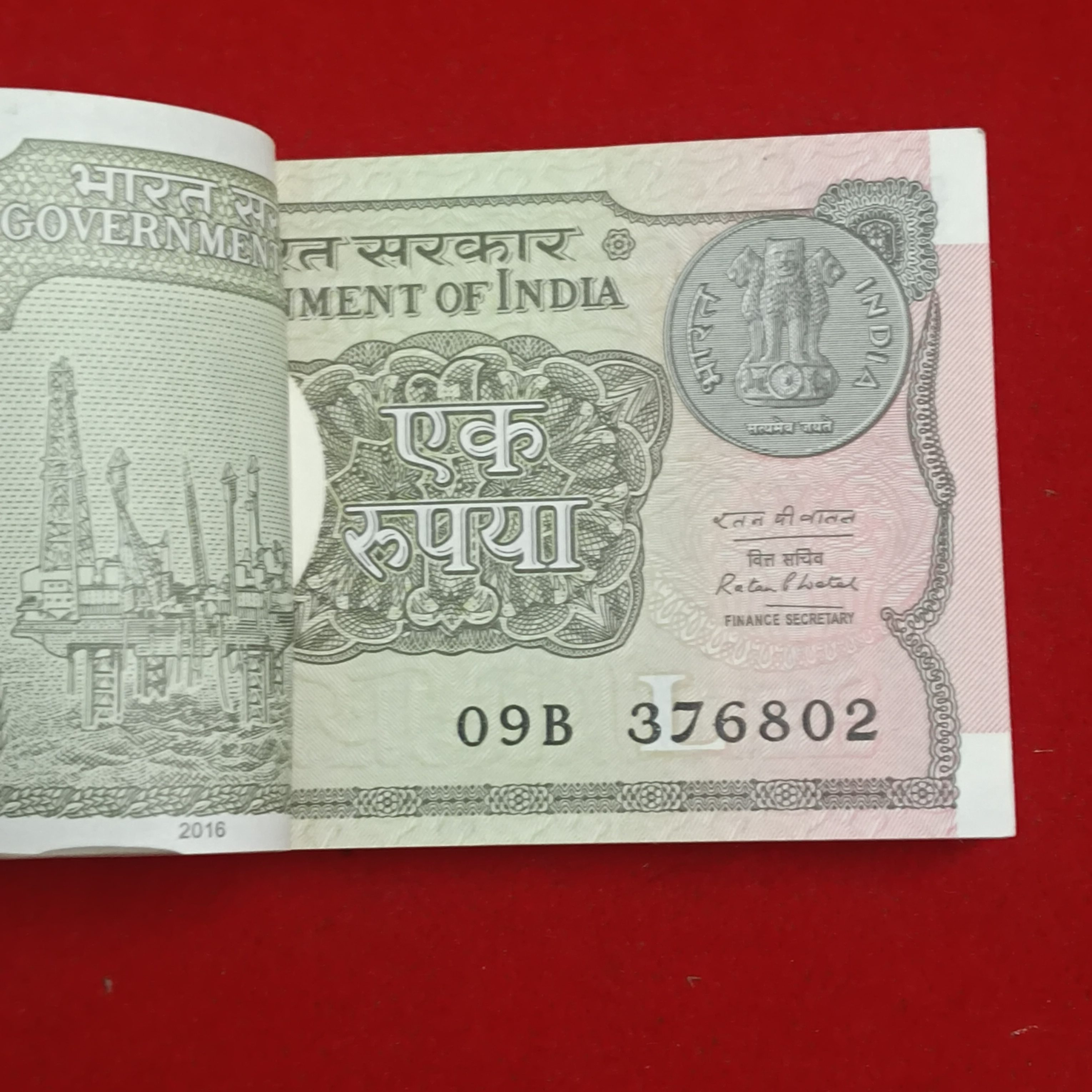 One Rs Bundle Finance Minister Ratan Watal Semi Fancy Numbers 768 2016 Year Unc Condition 376801 - Image 2