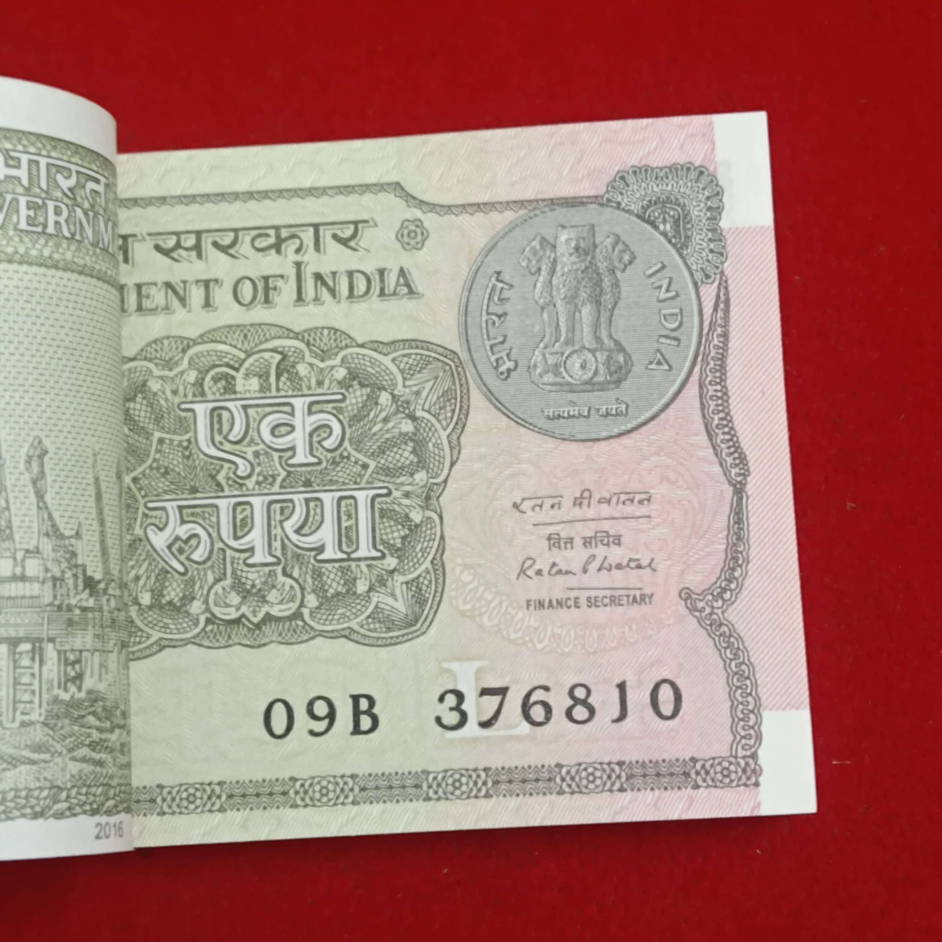 One Rs Bundle Finance Minister Ratan Watal Semi Fancy Numbers 768 2016 Year Unc Condition 376801 - Image 3