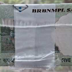 Alternative view of 5 Rupees Sealed Pack Rim Old Issue Governor D.Subbarao ( R Insert ) 1000 notes Packed Rim