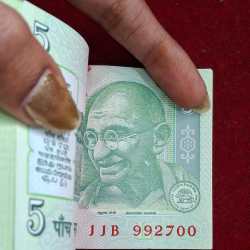 Alternative view of 5 RUPEES GANDHI GOVERNOR Y.B.REDDY RARE SERIAL PACKET