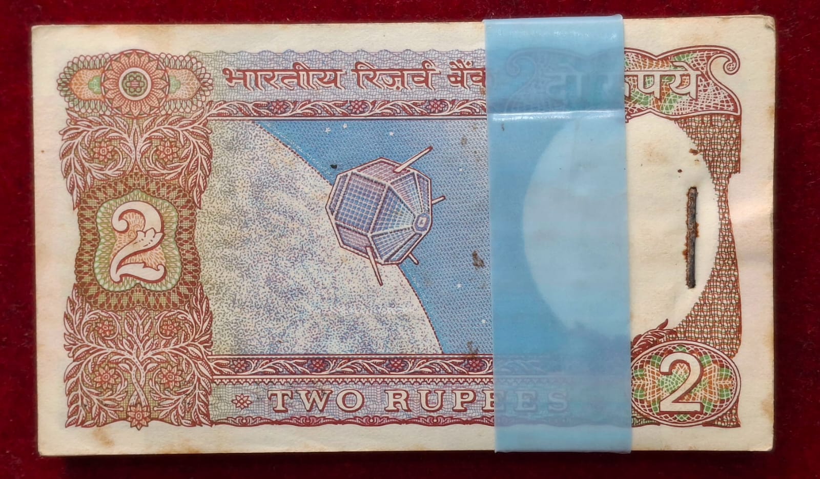 2 RUPEES SATELLITE GOVERNOR MANMOHAN SINGH RARE SERIAL PACKET WITH DOUBLING NUMBER 890890 - Image 3