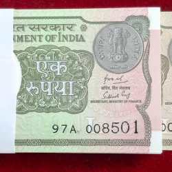 Alternative view of 1 Rupees 2018 Governor Subhash GARG Rare GEM UNC Serial Packet with Lower Number 008501-008600