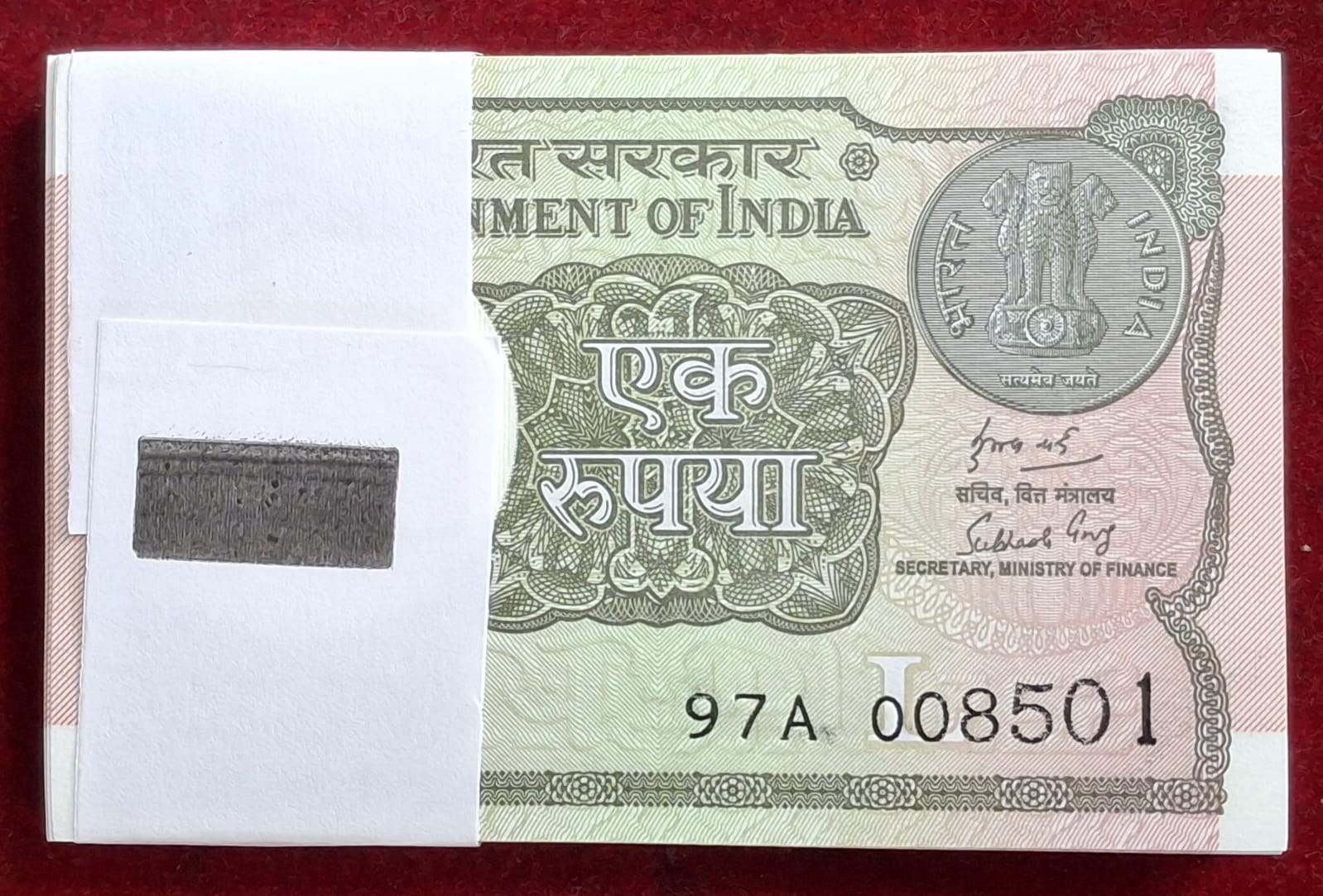 1 RUPEES 2018 GOVERNOR SUBHASH GARG RARE GEM UNC SERIAL PACKET WITH LOWER NUMBER 008501-008600