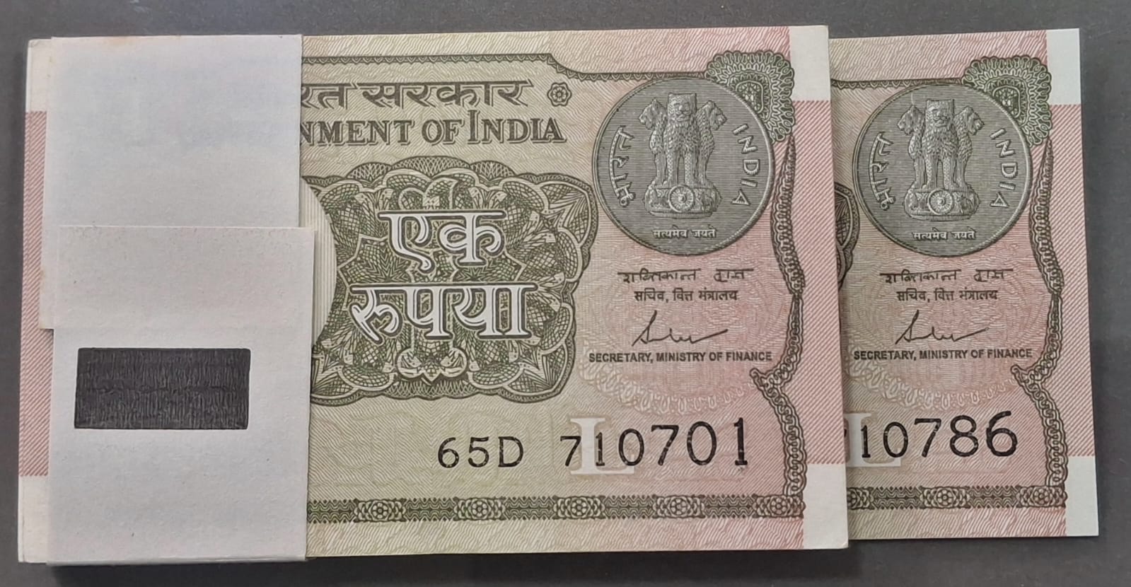 1 RUPEES 2017 GOVERNOR SHAKTI KANT DAS RARE UNC SERIAL PACKET WITH FANCY NUMBER ENDING 710786 + 710710 - Image 2