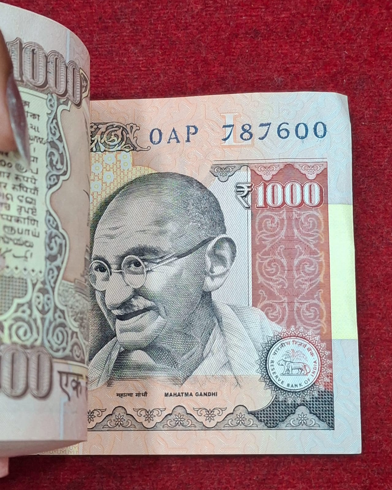 1000 RUPEES GOVERNOR D.SUBBARAO L INSERT 2012 RARE ( 100 NOTE ) RARE SERIAL PACKET (Copy) - Image 2