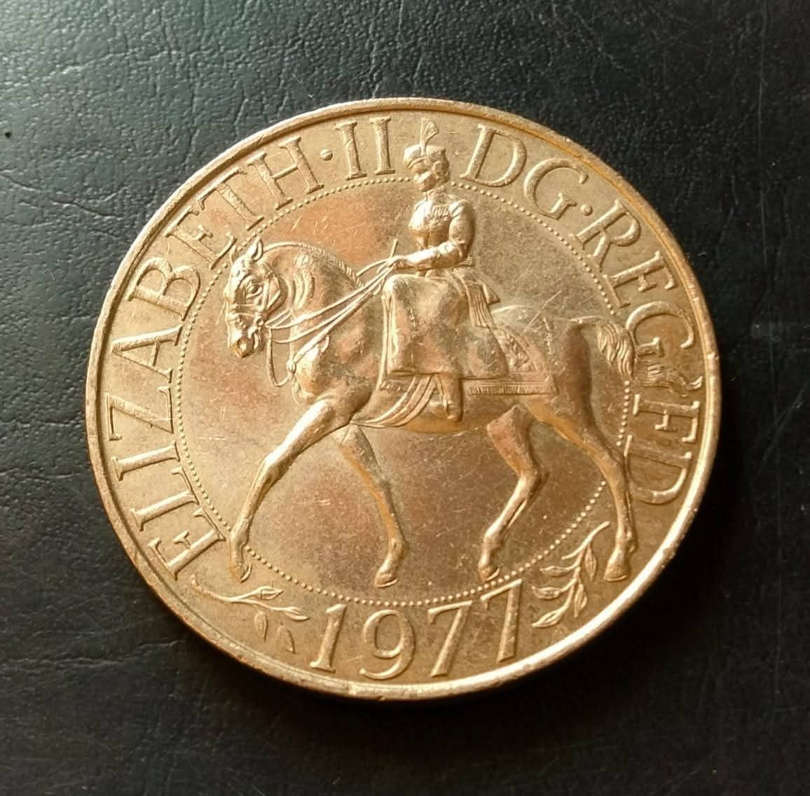 Issuer - United Kingdom Queen Elizabeth II (1952-2022) Type - Non-circulating coins Year 1977 Value - 25 Pence Currency - Pound sterling (decimalized, 1971-date) Composition - Copper-nickel Weight - 28.28 g Same and similar piece available