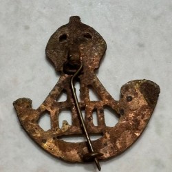 Alternative view of Durham light infantry cap badge