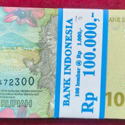 Alternative view of INDONESIA 1000 RUPIAH RARE (100 NOTE ) SERIAL PACKET GEM UNC