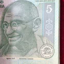 Alternative view of 5 Rupees Gandhi Governor D.Subbarao Rare ( 100 Notes) Serial Packet with Middle Fancy Number 786