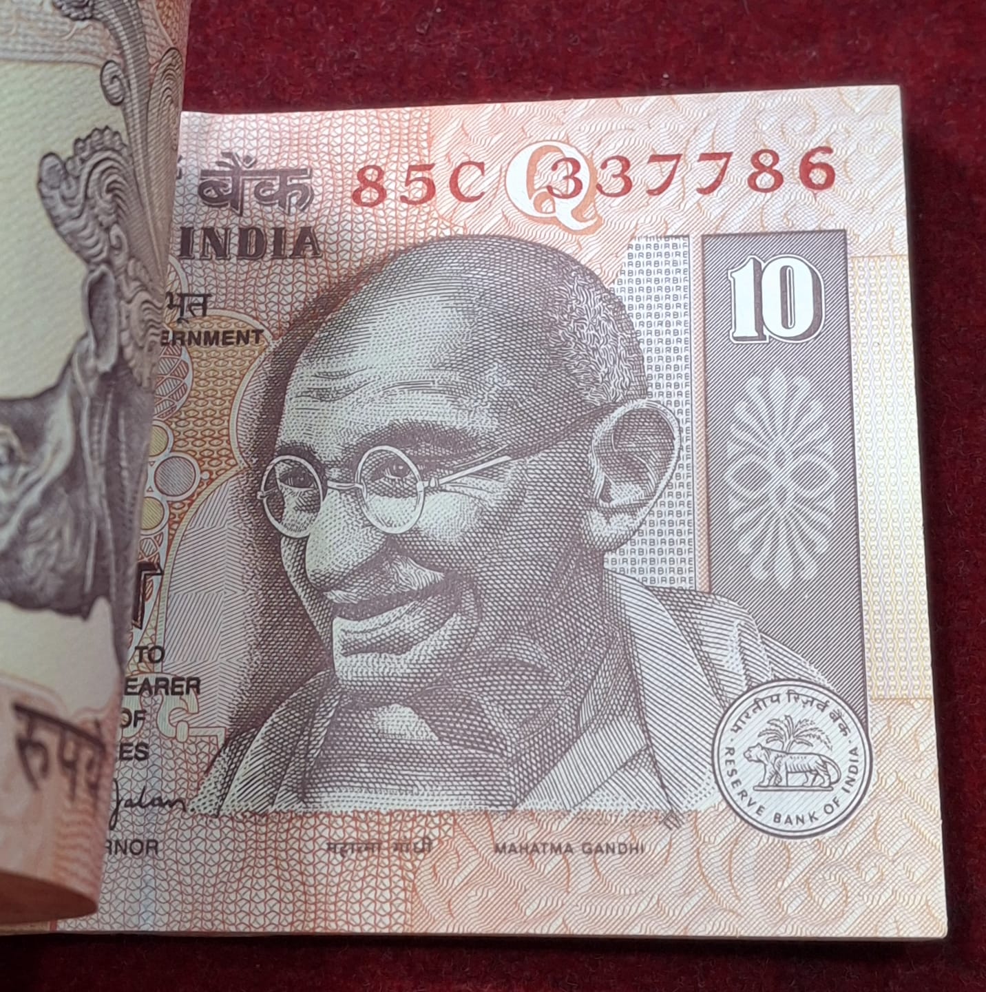 10 RUPEES GOVERNOR BIMAL JALAN RARE ( 100 NOTES) SERIAL PACKET WITH FANCY NUMBER ENDING 786 - Image 2