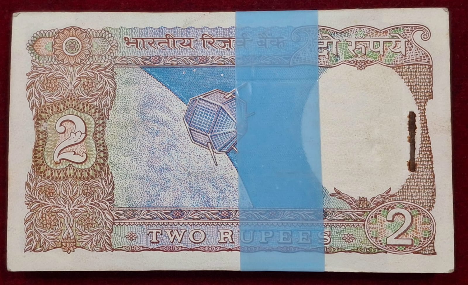2 RUPEES SATELLITE GOVERNOR R.N.MALHOTRA RARE (100 NOTE) SERIAL PACKET WITH FANCY NUMBER ENDING 786 - Image 3
