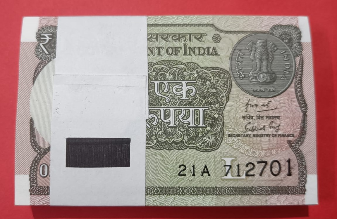 1 Rs GEM UNC Bundle One Note is doubling and One note is ending with 786 Complete Serial Bundle