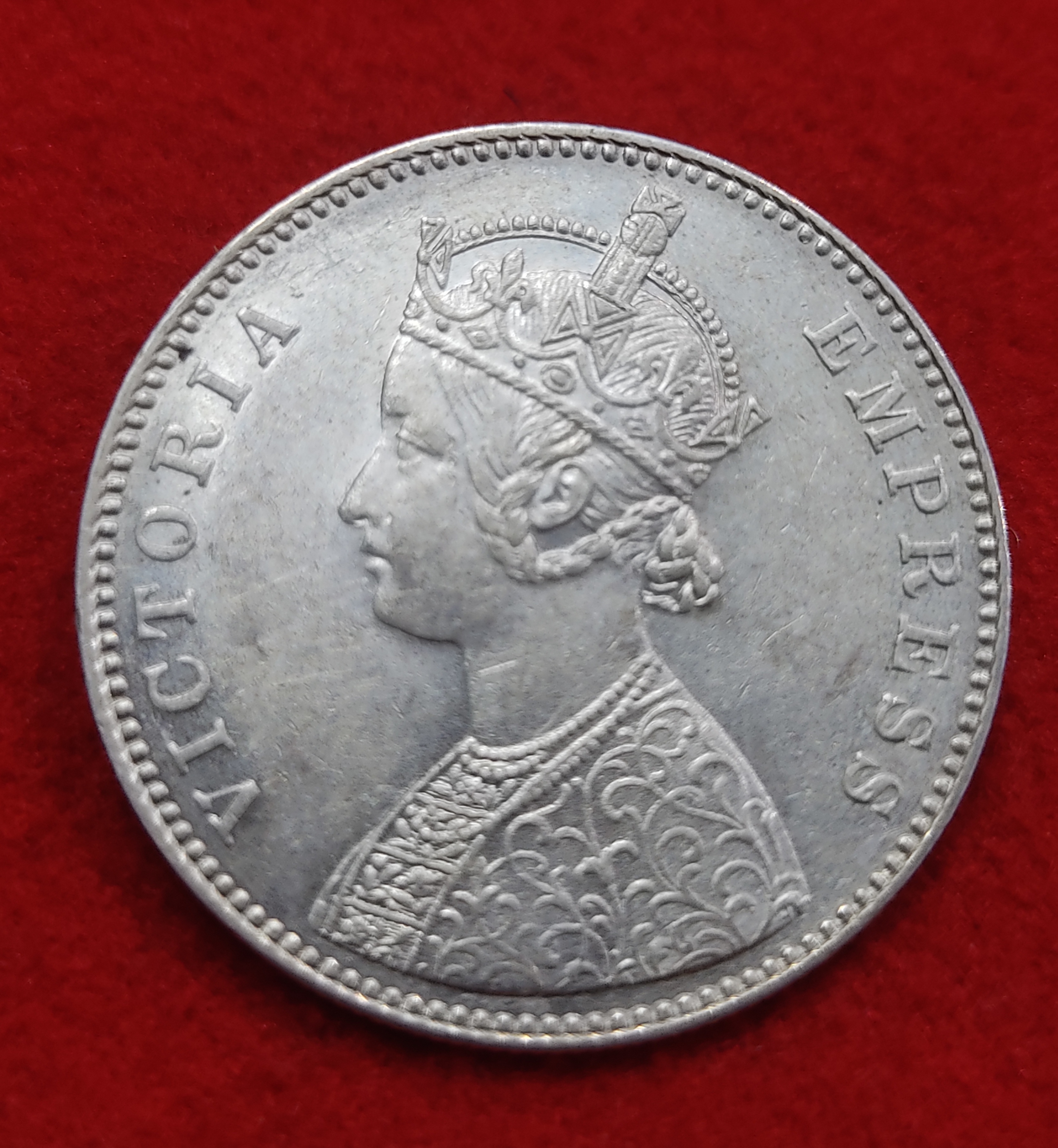 ONE RUPEE SILVER COIN VICTORIA EMPRESS 1885 B RAISED RARE VARIETIE GOOD CONDITION COIN - Image 2