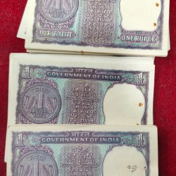 Alternative view of One ruppes big size unc mix governer mix year (100 pcs lott ) unc #123