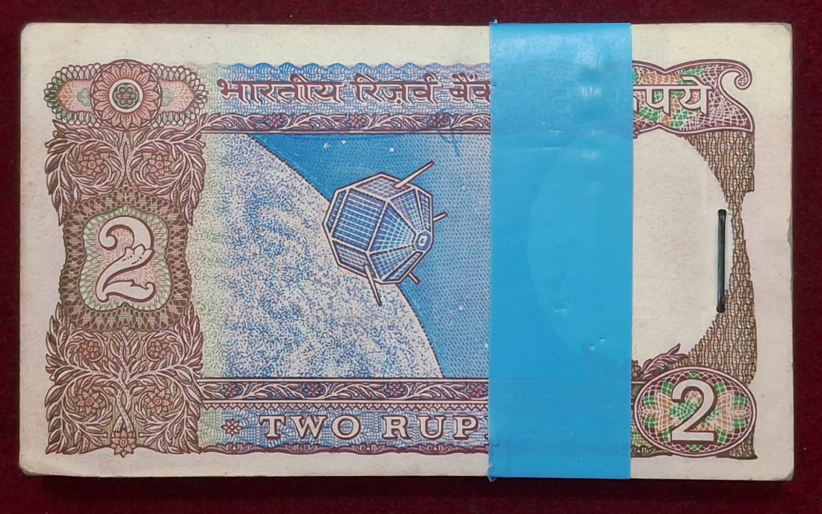 2 RUPEES SATELLITE GOVERNOR I.J.PATEL RARE (100 NOTE) SERIAL PACKET - Image 3
