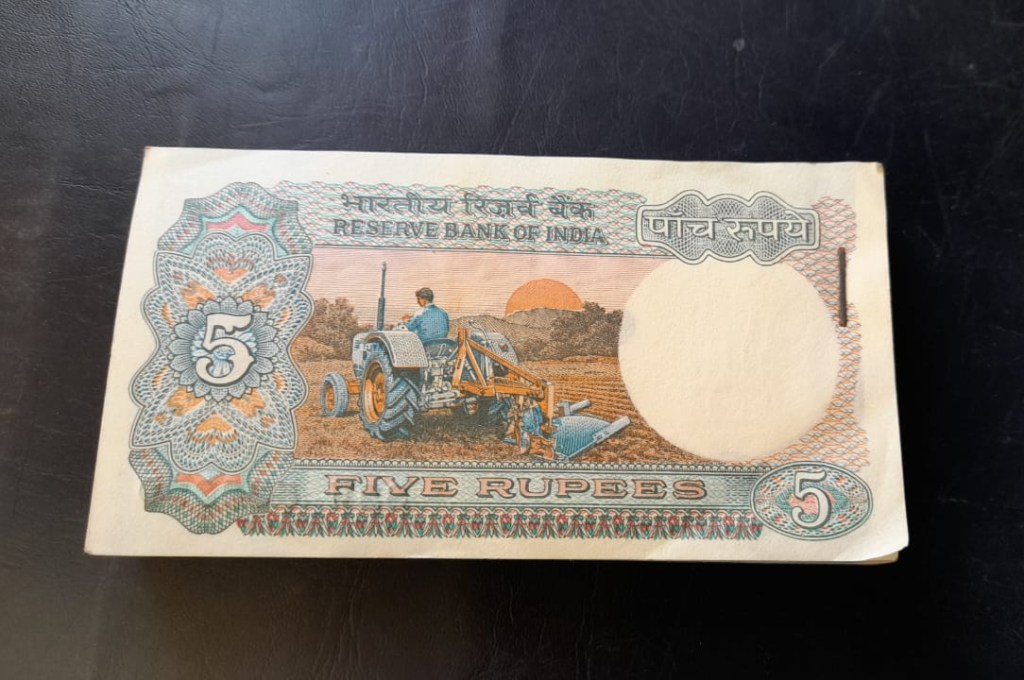 Tracter Bundle 5 Ruppes Old and Beautiful Note Bundle 100 piece in ...