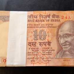 Old Varaity Bundle 10 Ruppes Very Beautiful Notes 100 piece bundle in serial