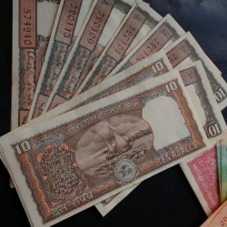 Alternative view of 10 ruppes black boat UNC Condition