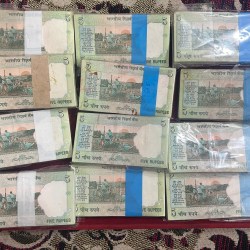 Alternative view of 5 rupees serial packet gov.Subbarao 100 note serial packet buyer will receive 1 packet