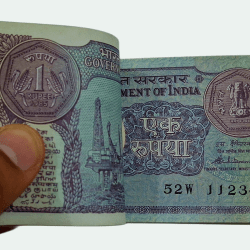 One Rupee Old SMALL COIN Year 1985 Sign S.VENKATRAMAN Serially 95 Notes BROKEN SHORT BUNDLE with Multiple SEMI-FANCY Serial Numbers **SCARE** UNC Grade.