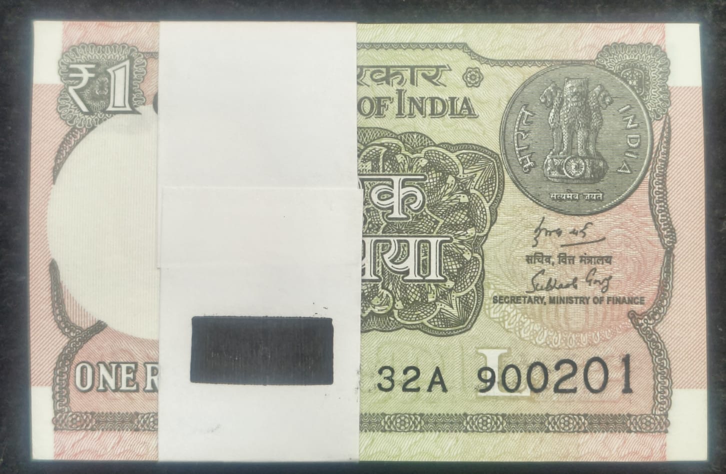 SEMI FANCY ONE RUPEES 2018 SERIAL PACKET GEM UNC