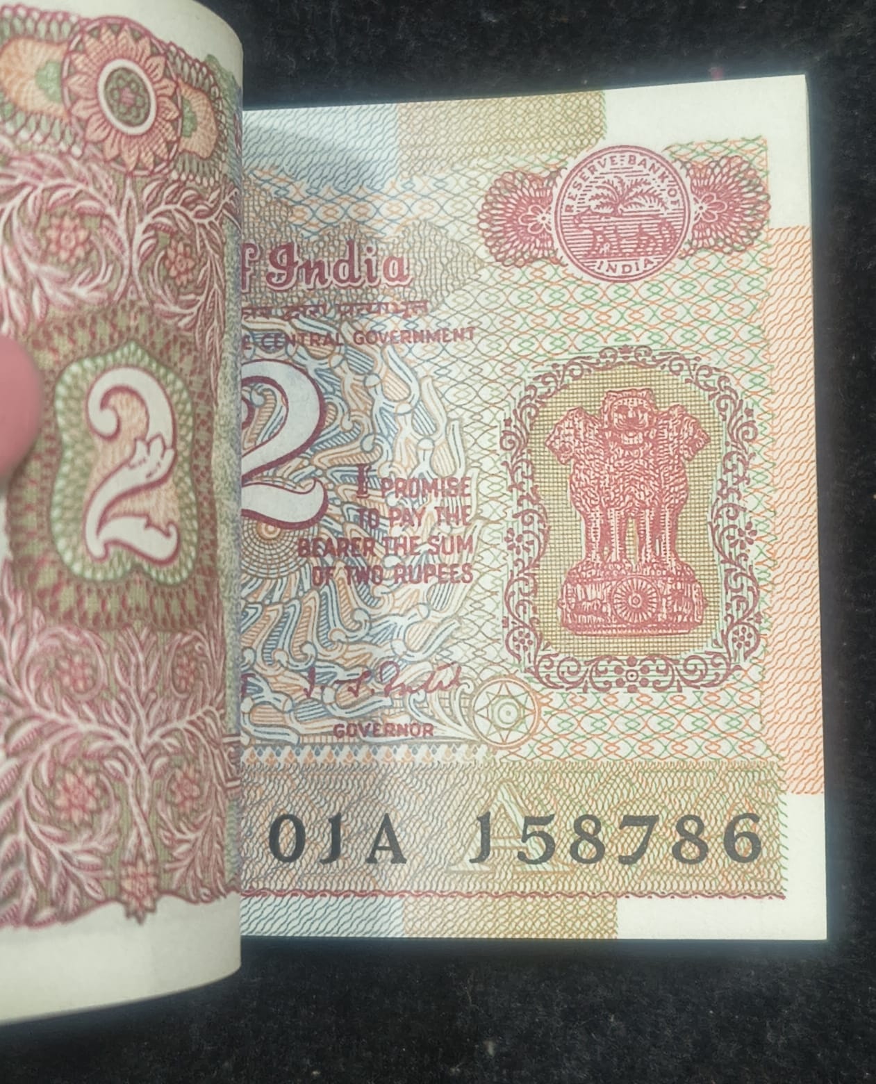 2 RUPEES SATELLITE ISSUE GOVERNOR I.J.PATEL RARE GEM UNC SERIAL PACKET WITH FANCY NUMBER ENDING 786 - Image 2