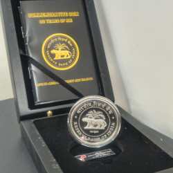 90 YEARS OF RBI { MFD BY : INDIA GOVERNMENT MINT KOLKATA } RARE (40 GR. SILVER) WOODEN PROOF SET