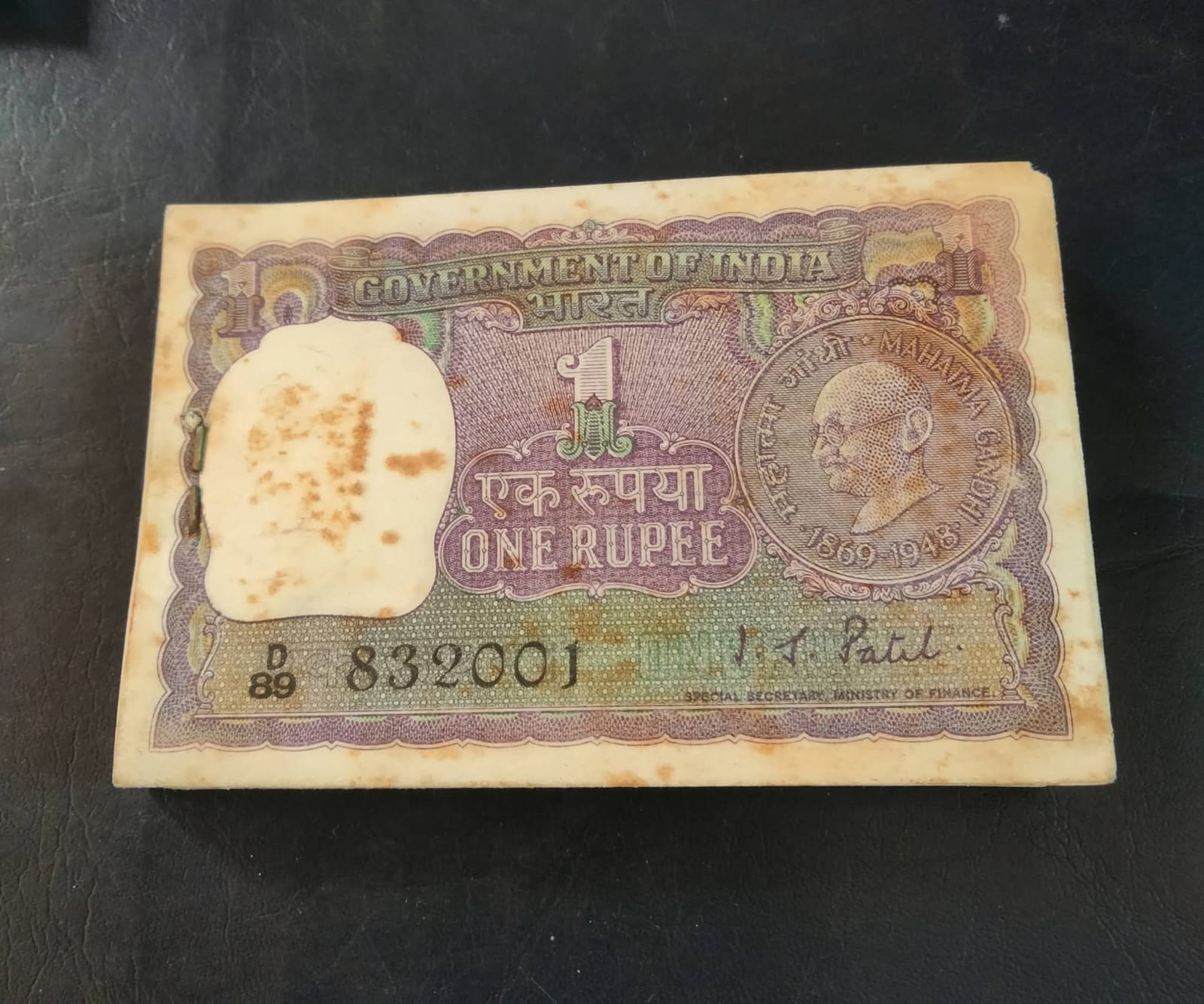 Mahatma gandhi Rs 1 bundle 100 pieces Governor IG Patel Mahatma gandhi 1869-1948 Condition as per image Book on pm. - Image 2