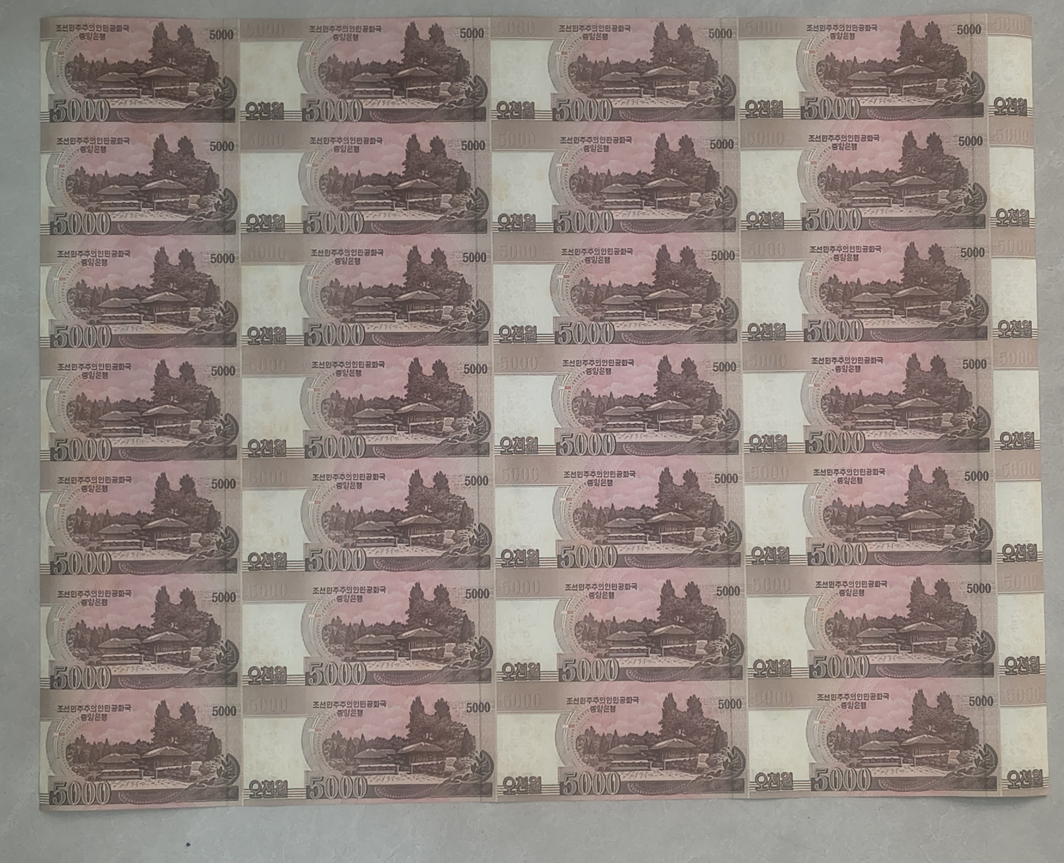 NORTH KOREA 5000 WON RARE SPECIMEN 0000000 ( 28 NOTE ) UNCUT SHEET - Image 2