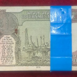 Alternative view of 1 RUPEES 2015 GOVERNOR Rajiv Mehrishi RARE SERIAL PACKET WITH FANCY NUMBER ENDING 786
