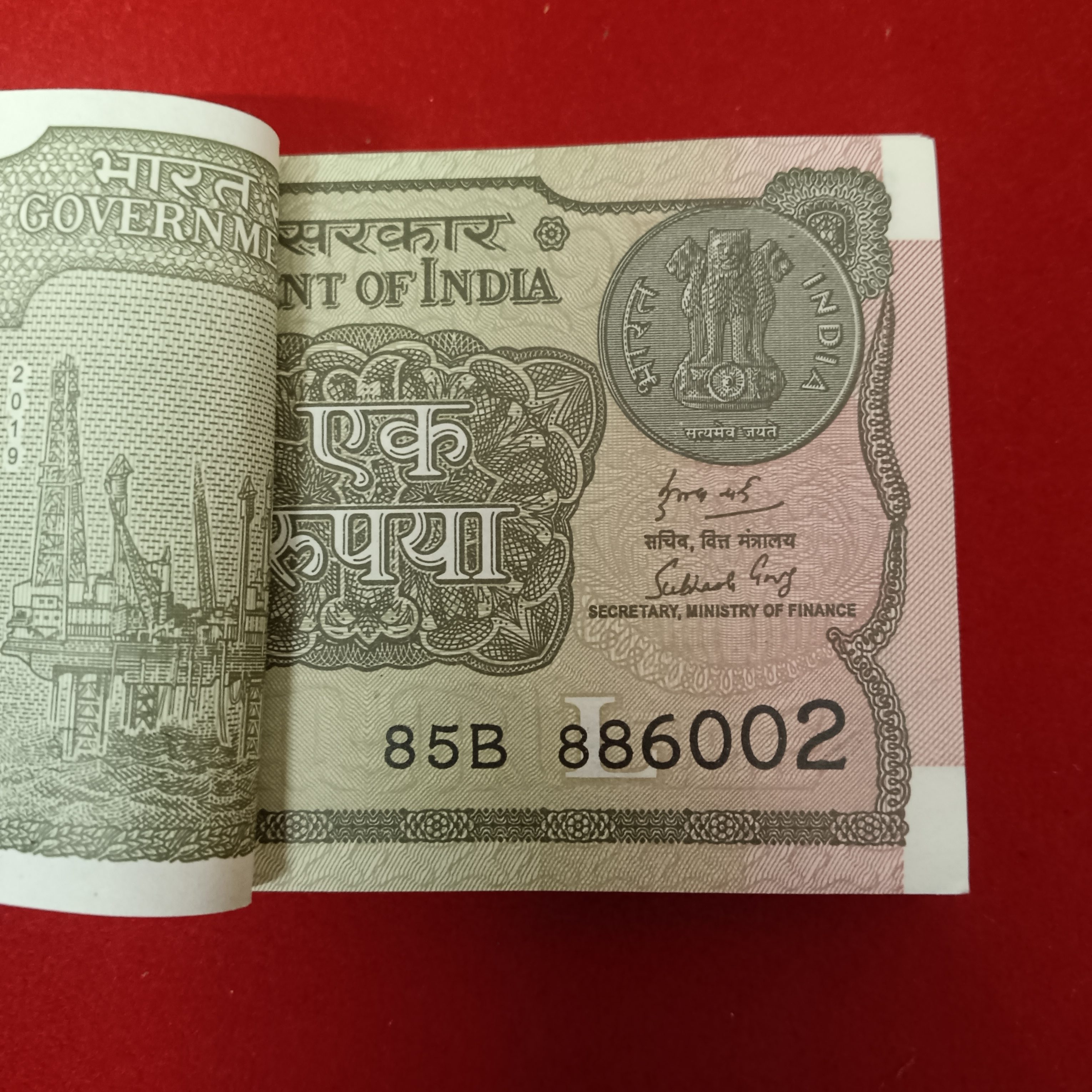 One Rs Full Bundle Finance SECRETARY Subhash Garg Year 2019 Gem Bunc Condition 886001 - Image 2