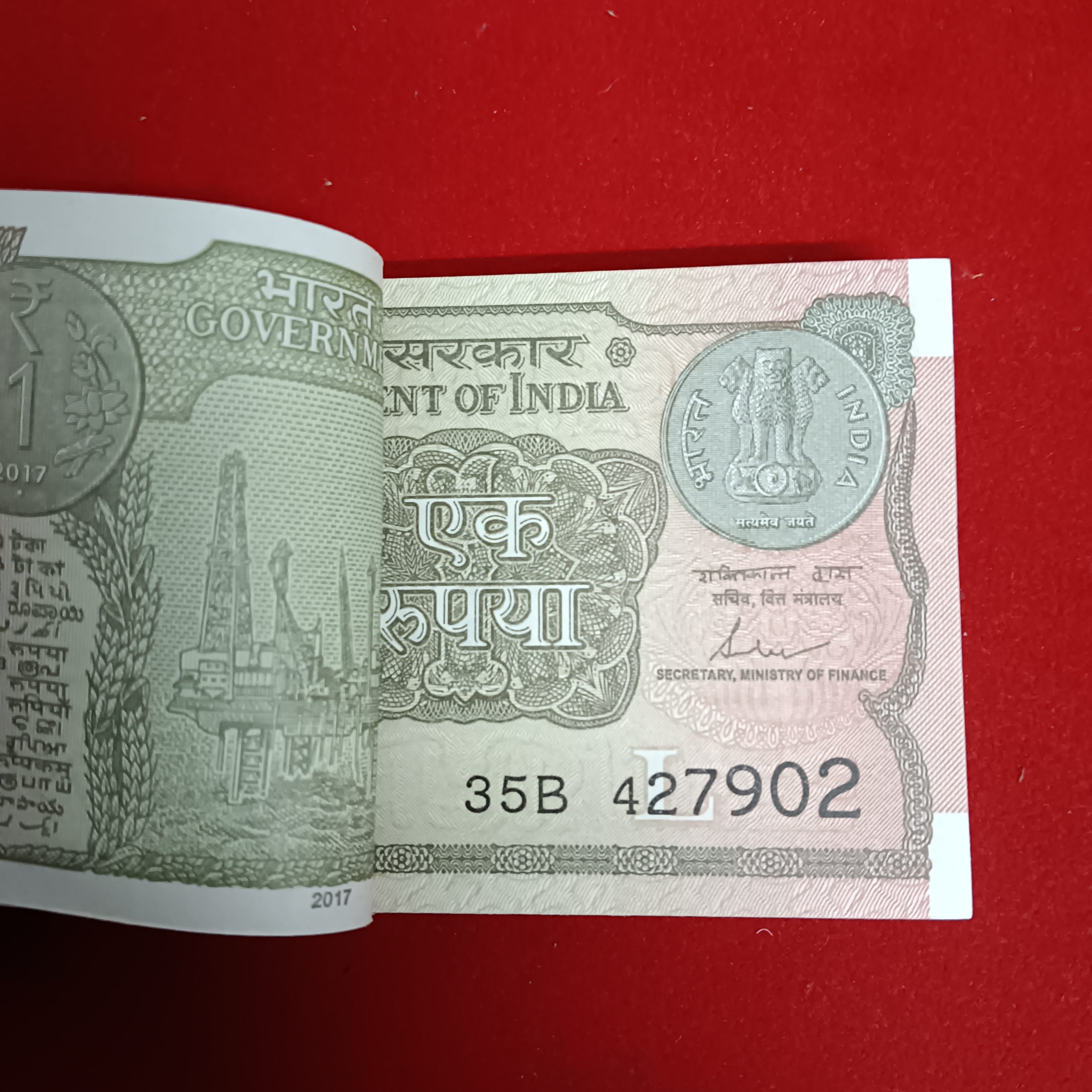 One Rs Full Bundle Finance Secretary Shaktikant Das 2017 Year Gem Unc Condition 427901 - Image 2