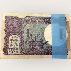 Alternative view of A 48 Re 1 India Banknote Serial Bundle Plain Inset Signed By S Venkataraman 1985 Issue Unique and Rare