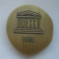 Alternative view of India's independence, MAHATMA GANDHI, non-violence, MEDAL, UNESCO RARE BEAUTIFUL BIG SIZE MEDELLION WITH STAND # D-197