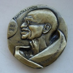India's independence, MAHATMA GANDHI, non-violence, MEDAL, UNESCO RARE BEAUTIFUL BIG SIZE MEDELLION WITH STAND # D-197