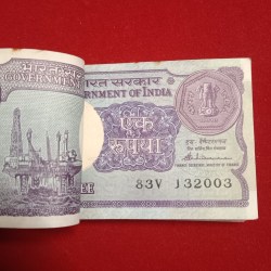 Alternative view of One Rs Rare Full Bundle Finance Secretary S.Venketramam 1985 Year Republic of India 132001