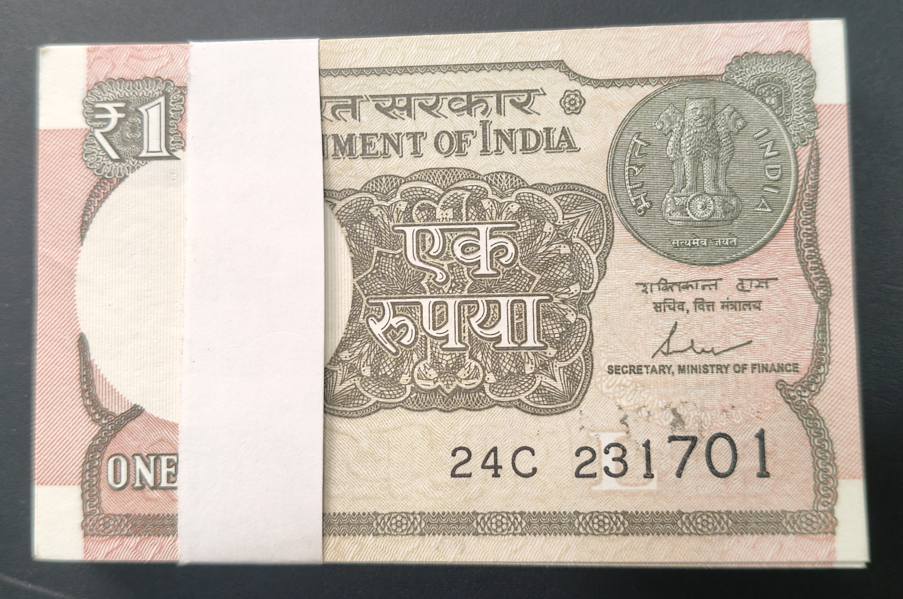 1 RUPEES 2017 GOVERNOR SHAKTIKANT DAS RARE GEM UNC SERIAL PACKET WITH FANCY NUMBER ENDING 786 - Image 2
