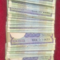 100 NOTE LOTT 1 RUPEES MIX GOVERNOR RARE ( 100 PCS LOTT) #66