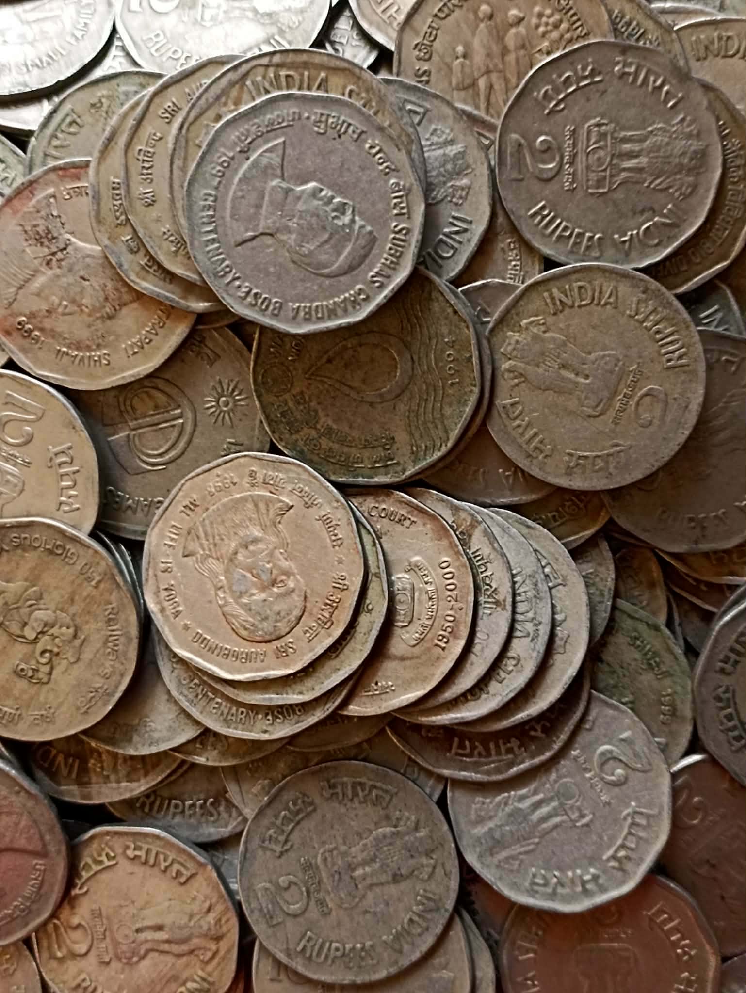 Republic India Denominaton 2₹ Different variety coin Mix date mix mint Metal copper nickel 100 piece given Same and similar piece available - Image 2